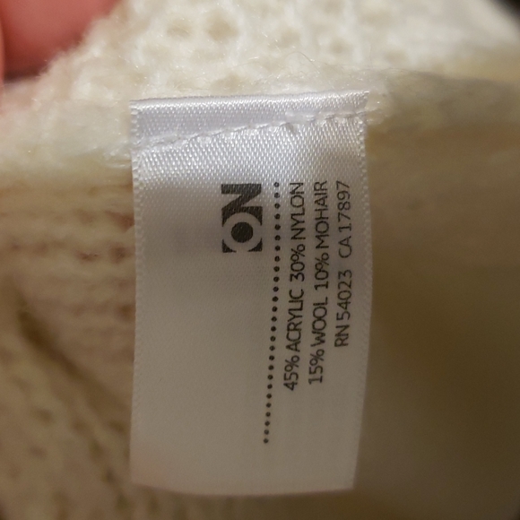 Old Navy White Med Sweater - Picture 10 of 10